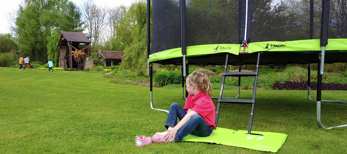 trampoline kangui pour les enfants dans le jardin cet été