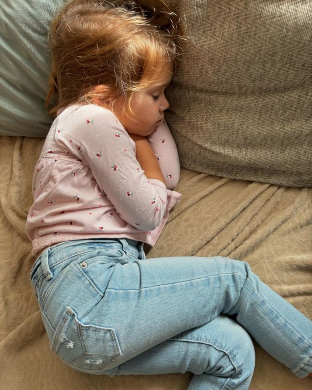 October dump 🍁 
1- bébé malade, ça faisait longtemps…
2- nouvel arbre dans le jardin, un mandarinier !
3- les 13 ans de mon aînée ❤️
4- joli coucher de soleil 
5- première coupe de cheveux 💇‍♀️ 
6- les balades du dimanche avec les copines 
7- photo furtive de mes 2 grandes 💕
Je n’aime pas vraiment le mois de novembre alors on va le blinder d’activités pour préparer décembre 😂🙈